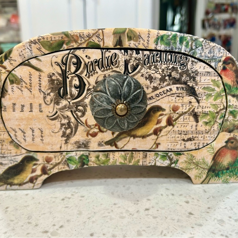 Decorative Bird-Themed Wooden Jewelry/Trinket Box with Carved wooden knob.